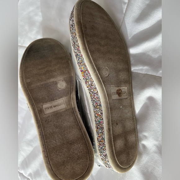 Women’s/Junior Girls Silver with Glitter Trim Steve Madden Slide on sneakers - Picture 3 of 5